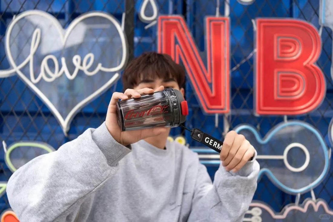 Coca-Cola Oficial Original-Vaso Tritan-Plástico Alimenticio Resistente a impactos resistente a químicos portátil Diseño de tapa de tirador desmontable hermético antideslizante 390ml Rosa/Púrpura/Verde/