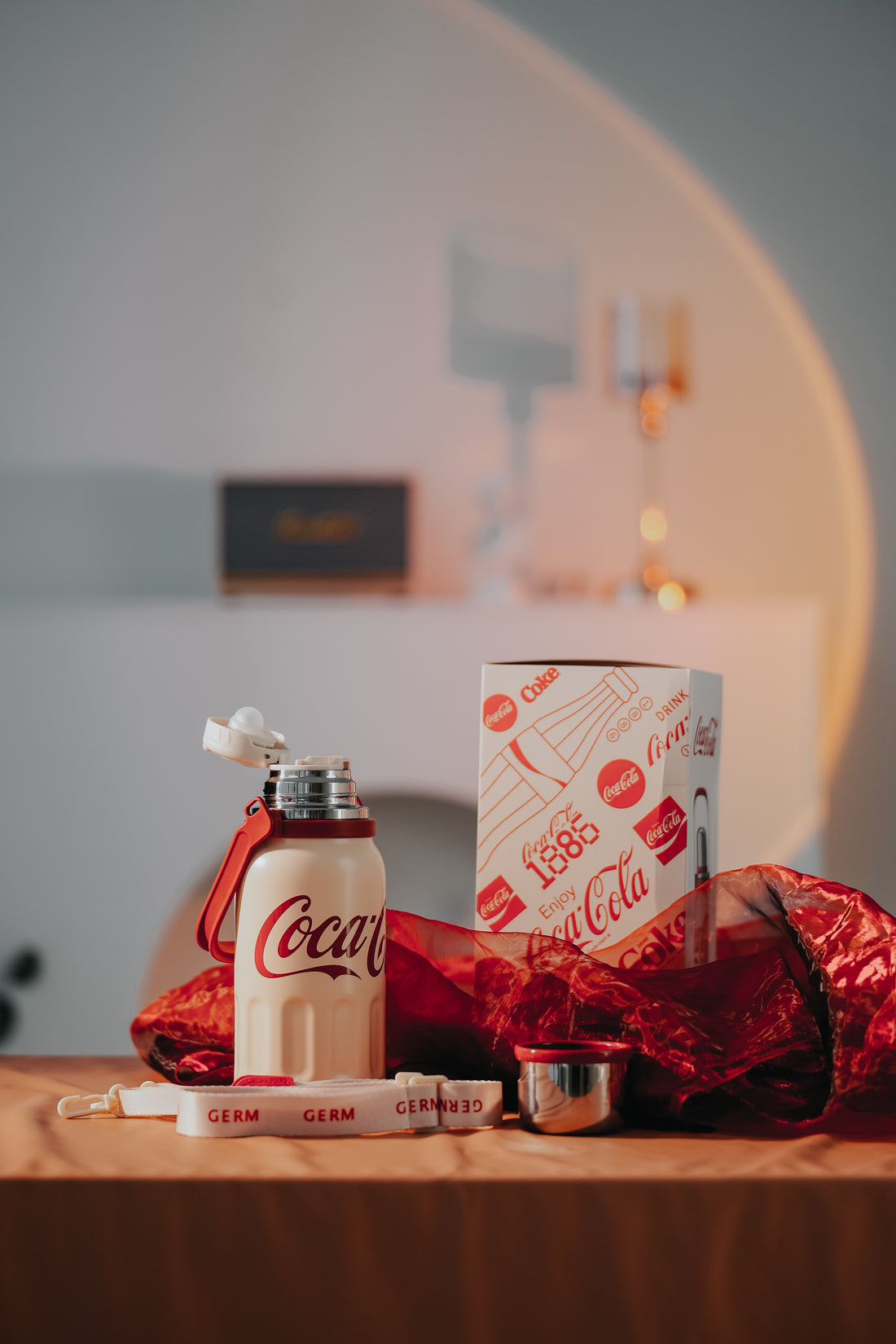 Coca-Cola-Termo Clásico Oficial Original de Acero Inoxidable 316 Grado alimenticio Fría/caliente hermética Tapa dual Filtro incorporado Portátil/Asa/correa/Boca Ancha antideslizante 800ml Blanco/Rojo