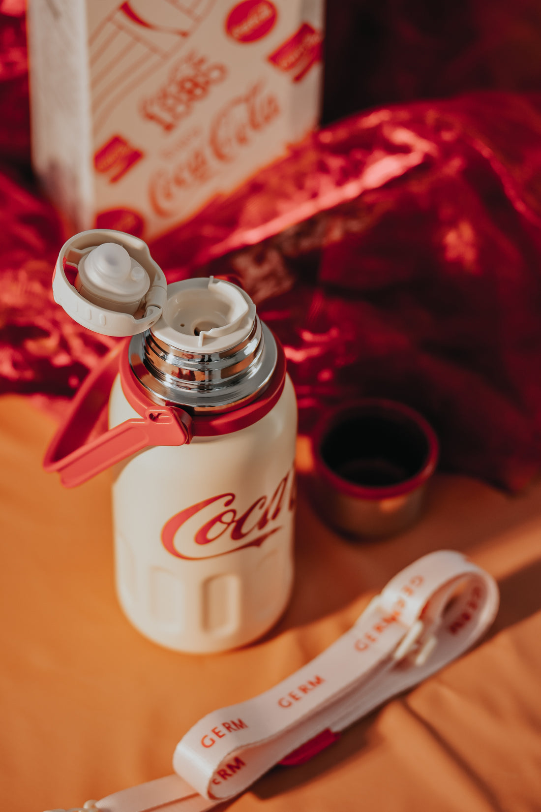 Coca-Cola-Termo Clásico Oficial Original de Acero Inoxidable 316 Grado alimenticio Fría/caliente hermética Tapa dual Filtro incorporado Portátil/Asa/correa/Boca Ancha antideslizante 800ml Blanco/Rojo