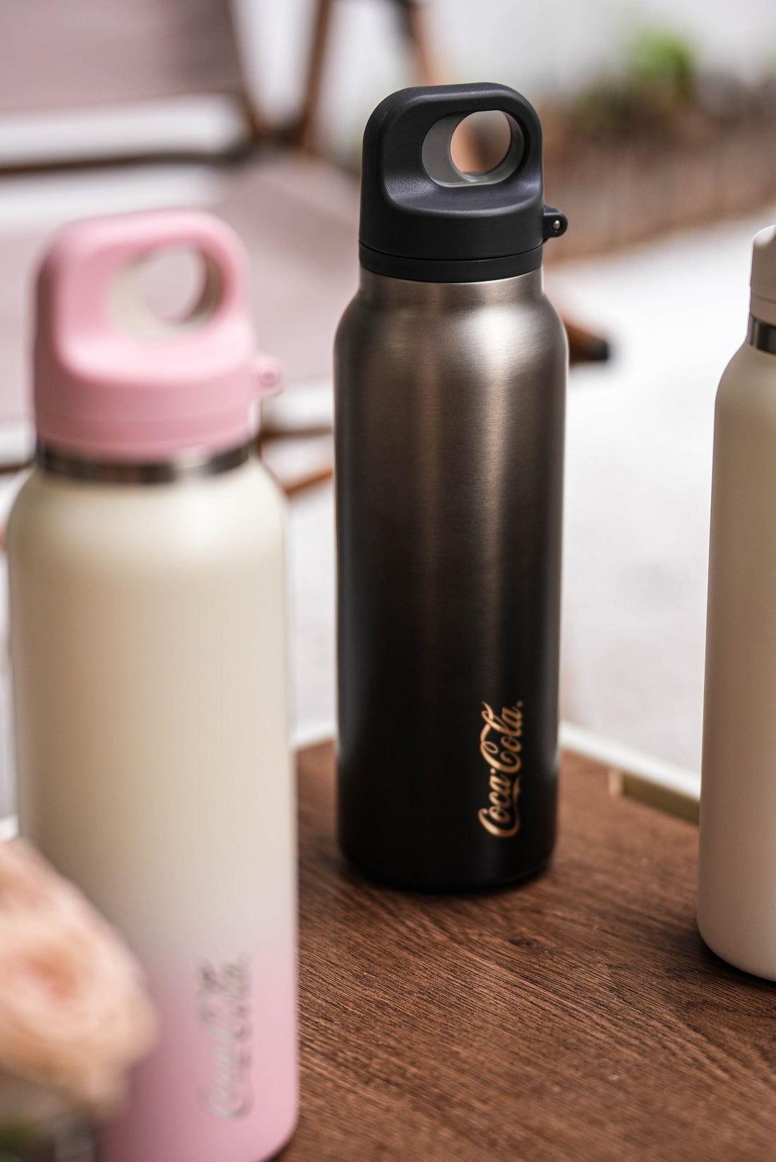 Coca-Cola-Termo Estilo Deportivo Oficial Original de Acero Inoxidable 316 Grado alimenticio Fría/caliente hermética Portátil Apertura y cierre con un solo dedo Doble función de tapa Pajita antideslizante 600ml Blanco/Negro/Rosa＞200