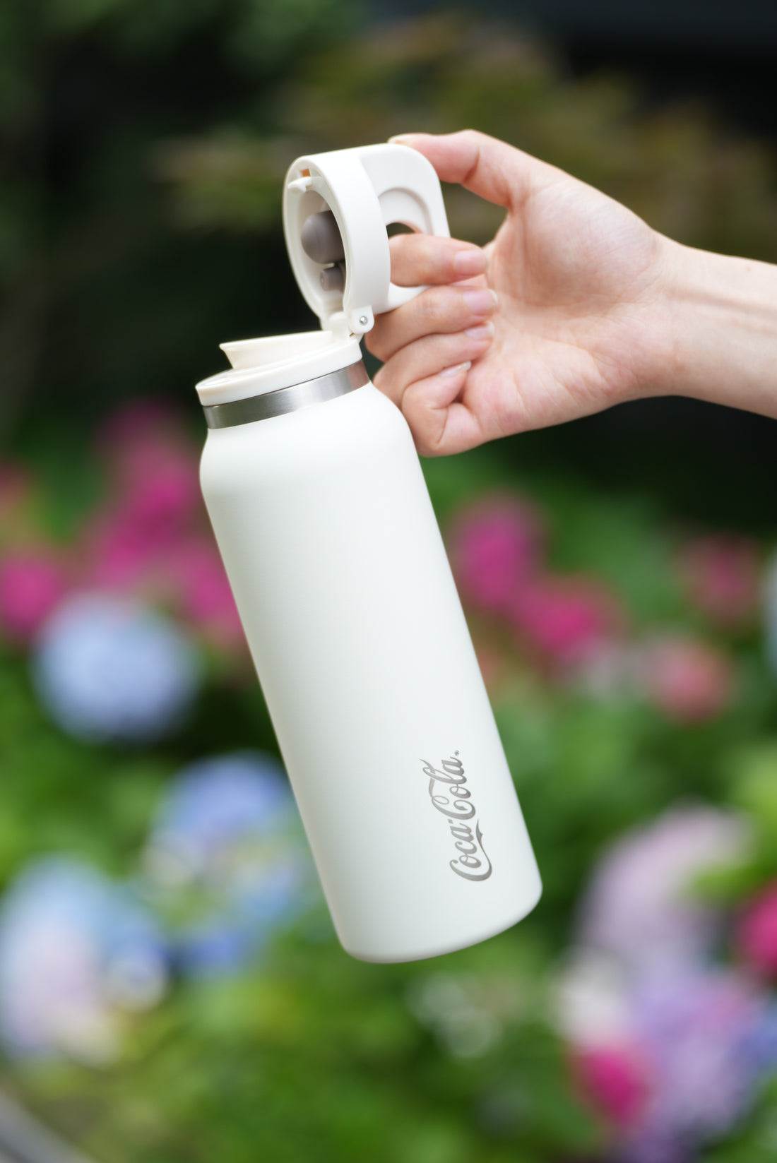 Coca-Cola-Termo Estilo Deportivo Oficial Original de Acero Inoxidable 316 Grado alimenticio Fría/caliente hermética Portátil Apertura y cierre con un solo dedo Doble función de tapa Pajita antideslizante 600ml Blanco/Negro/Rosa＞200