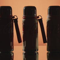 Coca-Cola-Termo Clásico Oficial Original de Acero Inoxidable 316 Grado alimenticio  Fría/caliente hermética Tapa dual Filtro incorporado Portátil/Asa/correa/Boca Ancha antideslizante 580ml Blanco/Rojo